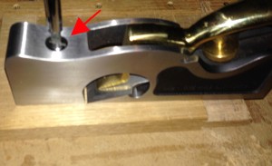 Red arrow indicates the screw to unlock the shoe.